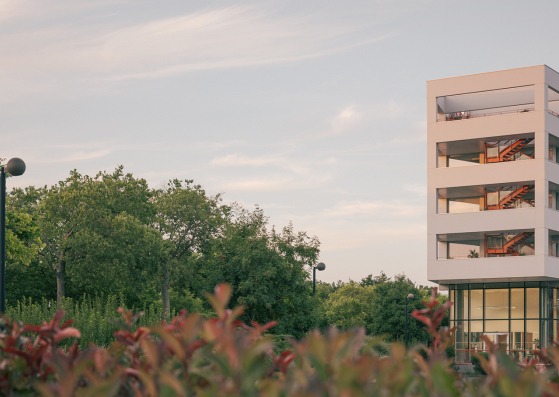 Astrolabe por ALTA Architectes - Urbanistes. Fotografía por Charly Broyez Astrolabe por ALTA Architectes - Urbanistes. Fotografía por Charly Broyez