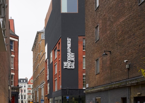 Vista desde Ramillies Street. Photographers' Gallery por O'Donnell + Tuomey Architects. Fotografía por Dennis Gilbert