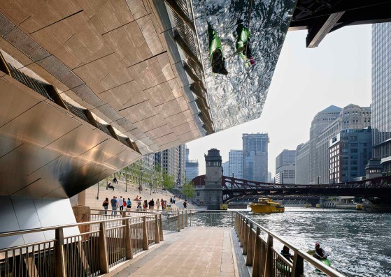 Remodelación de la Ribera del Río Chicago por Chicago Department of Transportation, Ross Barney Architects. Collaborative Partners.- Sasaki Associates, Jacobs Ryan Associates, Alfred Benesch & Company. Fotografía © Kate Joyce Studios