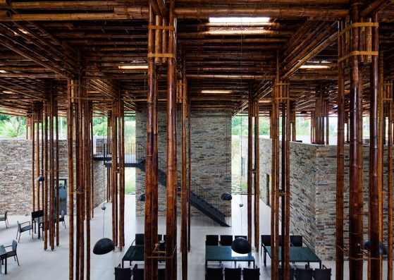 Inside view. Son La Restaurant by Vo Trong Nghia Architects. Photography © Hiroyuki Oki, Vo Trong Nghia Architects