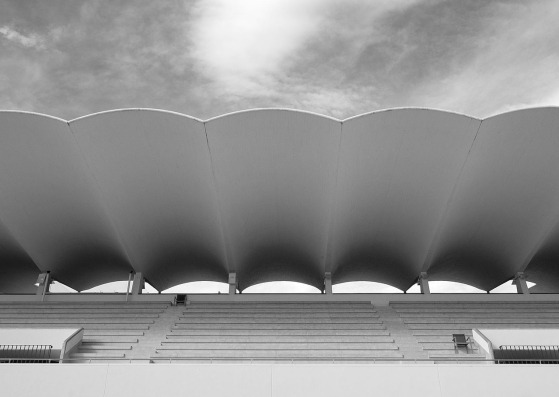 “Arquitecturas revisitadas”, con el Hipódromo de la Zarzuela, en Madrid, de Arniches y Domínguez, y Torroja. Fotografía por Ana Amado