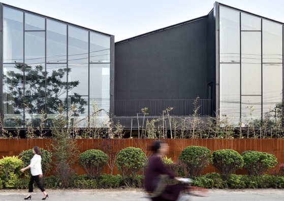 MeePark CBD, the conversion of an industrial warehouse into a place for events by Latitude Architectural Group. Photograph by Héctor Peinador