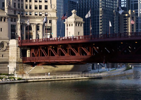 Remodelación de la Ribera del Río Chicago por Chicago Department of Transportation, Ross Barney Architects. Collaborative Partners.- Sasaki Associates, Jacobs Ryan Associates, Alfred Benesch & Company. Fotografía © Kate Joyce Studios