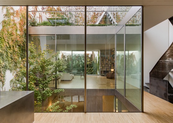 Rehabilitation of a home in Seville by Schönegger + González. Photography © Fernando Alda