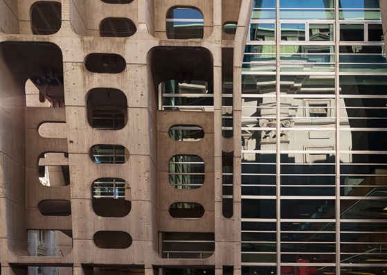 Vista exterior del Banco de Londres de Clorindo Testa y SEPRA. Fotografía ©Federico Cairoli