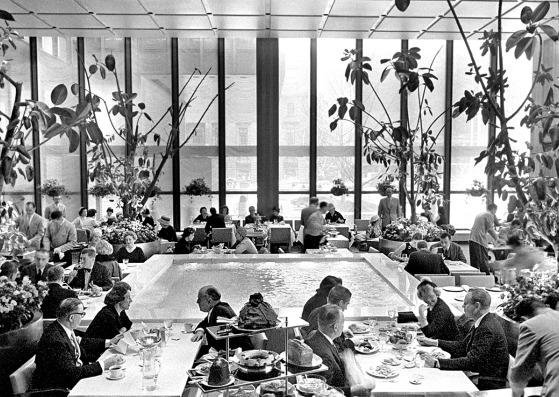 El Four Seasons en 1960, un año después de su apertura. En su momento, fue el más moderno, el más audaz, un restaurante nunca visto en Nueva York. Fotografía © Leonard Stern