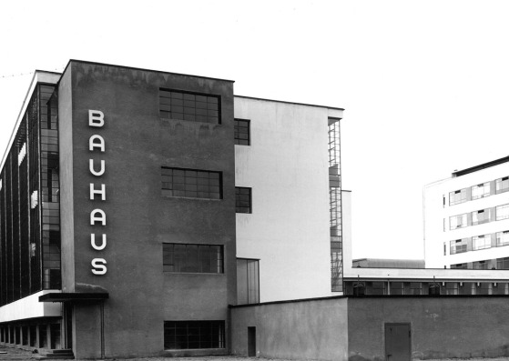 Lucia Moholy, Bauhaus Dessau: Werkstattgebäude von Südwesten, um 1926 © Lucia Moholy, Bauhaus-Archiv Berlin