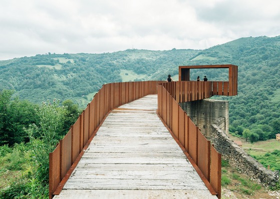 Pasarela-mirador sobre las minas de Rioseco por Zon-e Arquitectos. Fotografía © Miguel de Guzmán/Imagen Subliminal.