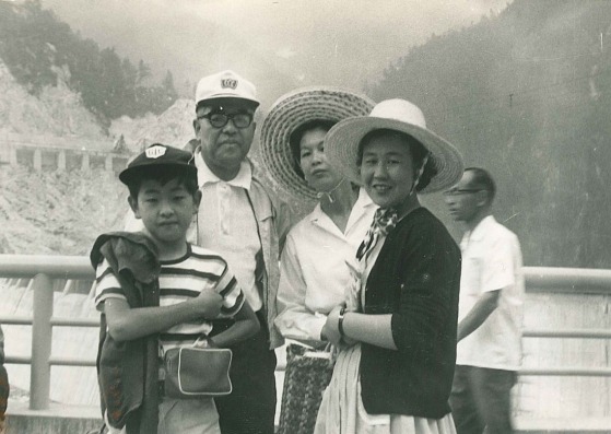 Kengo Kuma en una excursión con la familia. Imagen cortesía de Barcelona Roca Gallery