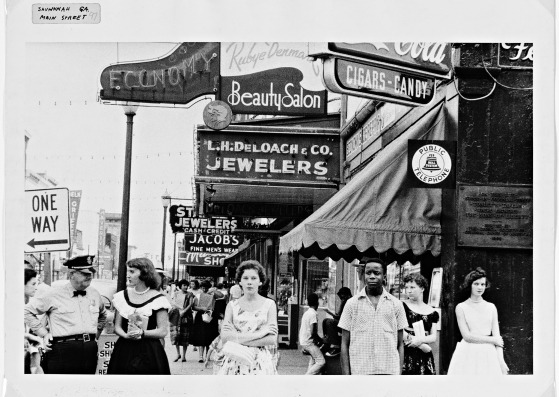 Robert Frank, Main Street - Savannah, Georgia, 1955. Impresión Gelatina de plata. Donación de Raymond B. Gary, 1984.493.44 © Robert Frank