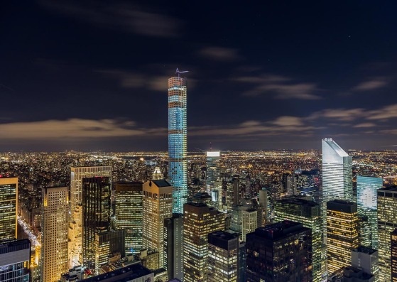 Imagen nocturna del rascacielos 432 Park Ave diseñado por Viñoly. Imagen  de Flickr user Ikaloti