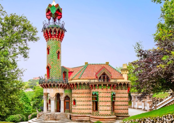 The photographer David Cardelús offers us a special vision of El Capricho, by Antoni Gaudí. Photograph by David Cardelús