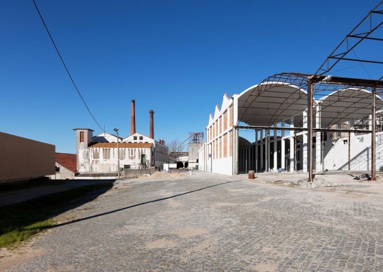 Exterior view of the Car Park of the School of Tourism and Hotel Management by Eduardo Souto de Moura and Graça Correia. Photography © Luís Ferreira Alves. 