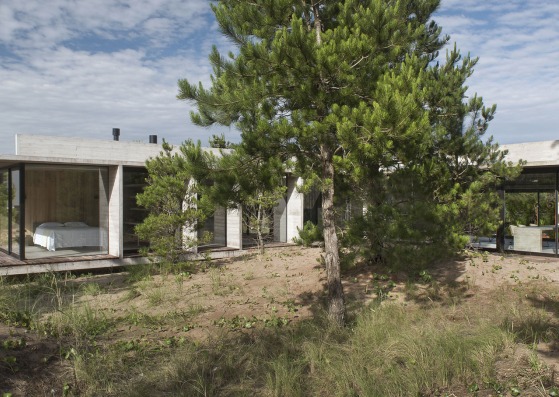 Vista exterior. Casa Ecuestre por Luciano Kruk arquitectos. Cortesía de Luciano Kruk arquitectos