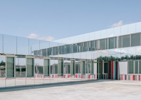 El colegio casi invisible por ABLM arquitectos. Fotografía © ImagenSubliminal (Miguel de Guzmán + Rocío Romero)