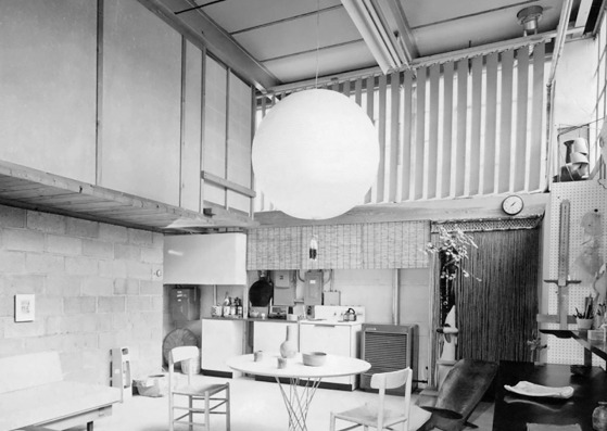 Estudio de la calle 10 de Isamu Noguchi (cocina), ciudad de Long Island, c. Años 60. El Archivo del Museo Noguchi. © La Fundación Isamu Noguchi y el Museo del Jardín, Nueva York / Artists Rights Society (ARS)