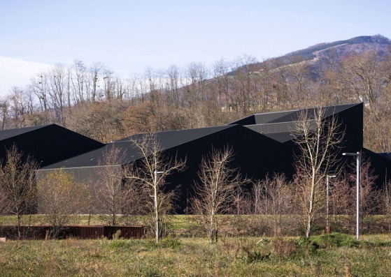 Lozy’s Pharmaceuticals factory by GVG Estudio. Photography © Rubén P. Bescós