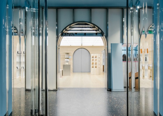 Tienda principal de Off-white por OMA. Fotografía por Kristian Ridder-Nielsen. Cortesía de OMA. Tienda principal de Off-white por OMA. Fotografía por Kristian Ridder-Nielsen. Cortesía de OMA.