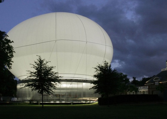 Vista exterior nocturna. Pabellón para la Serpentine Gallery 2006 por Rem Koolhaas y Cecil Balmond. Fotografía © 2006 John Offenbach