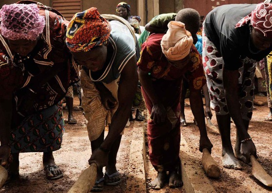 Mujeres trabajando. Viviendas para profesores en Gando por Kéré Architecture. Fotografía por Erik Jan Ouwerkerk