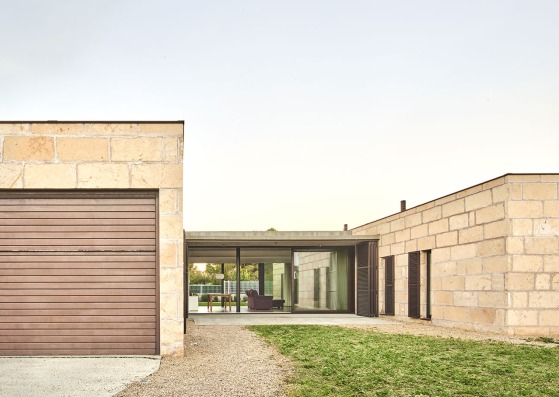 Vista exterior. Casa es Carnatge por MIEL Arquitectos. Fotografía @ José Hevia