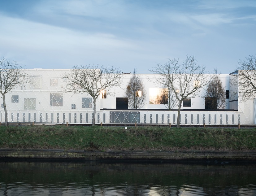 Outside view. Office LL by Caan Architecten. Photograph © Thomas De Bruyne – Cafeine