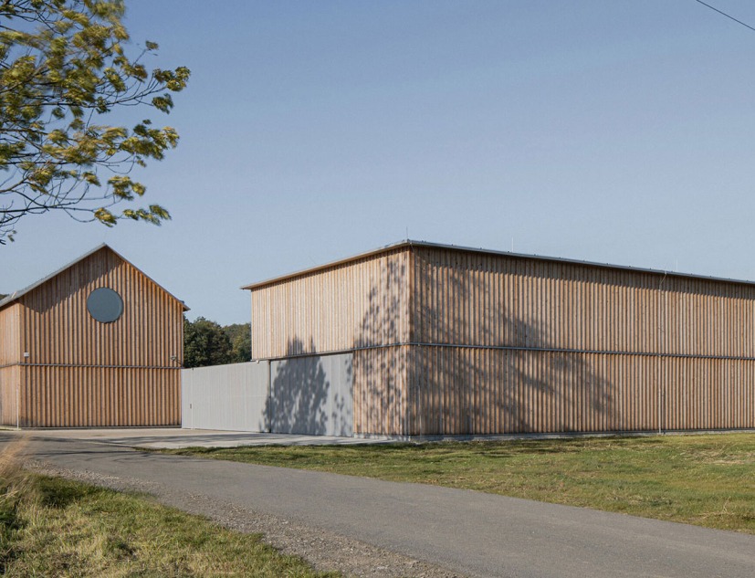 Tres casas y un patio bajo Lysá Hora por Papousek and Silhan Architects. Fotografía por Petr Polák