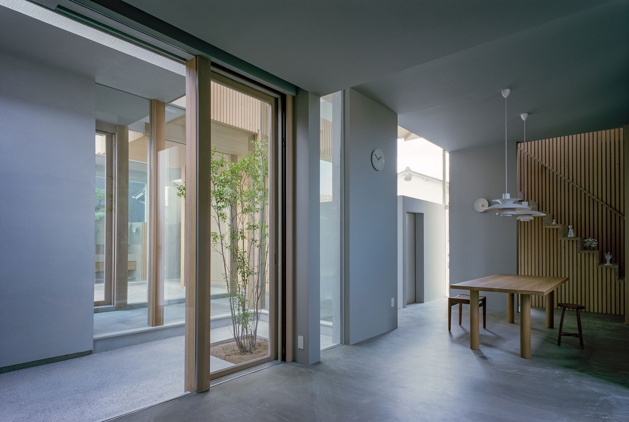 Casa en Tsurumi-ku por Fujiwaramuro Architects. Fotografía por Katsuya Taira (studioREM). Casa en Tsurumi-ku por Fujiwaramuro Architects. Fotografía por Katsuya Taira (studioREM).