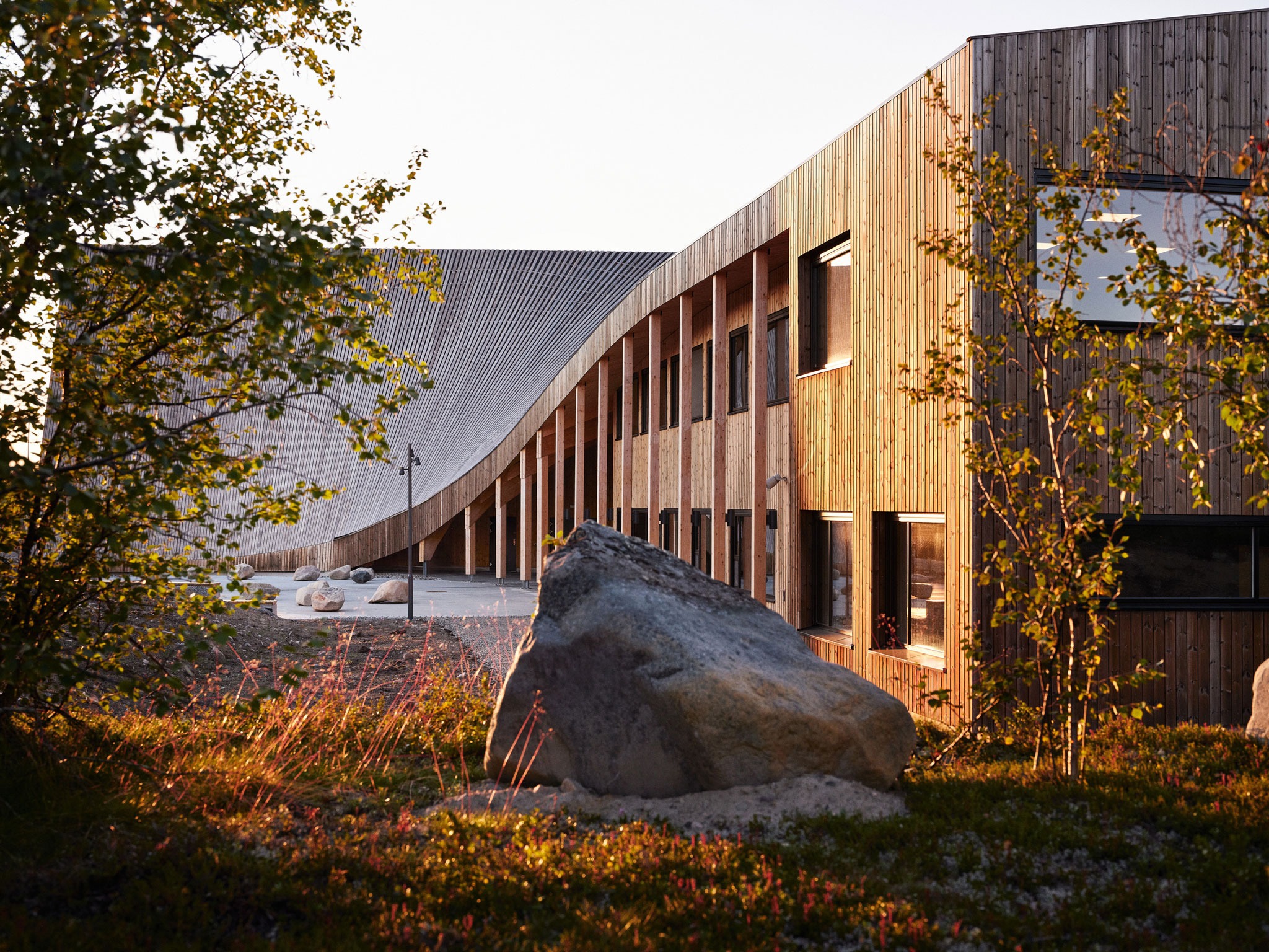 Edificio Čoarvemátta por Snøhetta. Fotografía por Lars Petter Pettersen/Snøhetta. Čoarvemátta building by Snøhetta. Photography by Lars Petter Pettersen/Snøhetta.