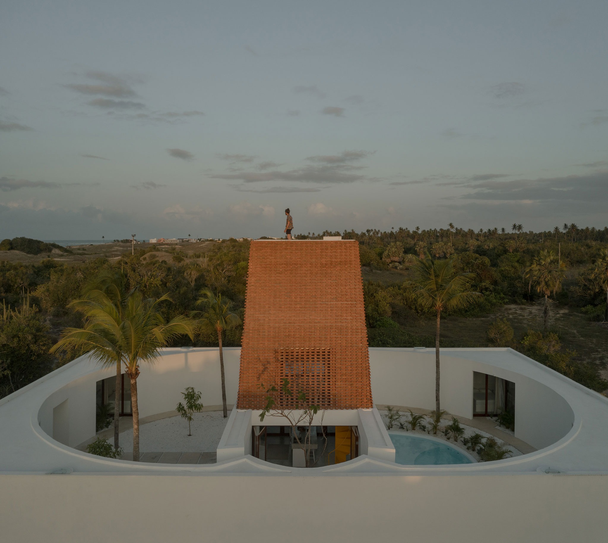 Casa Attico by Atelier Matteo Arnone. Photograph by Federico Cairoli.  Casa Attico por Atelier Matteo Arnone. Fotografía por Federico Cairoli.