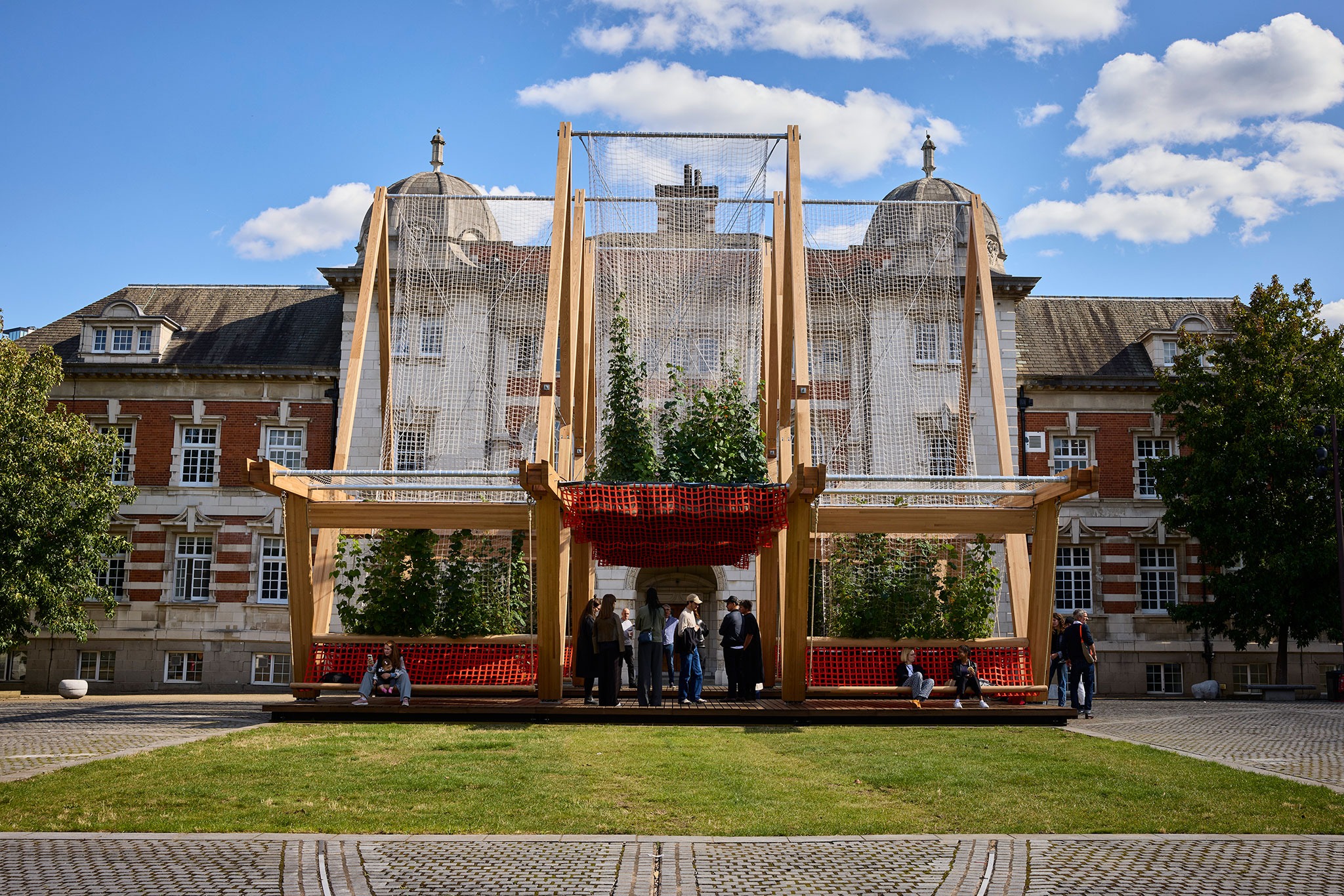 Vert: la ruta del roble rojo hacia una ciudad más fresca y verde por Diez Office. Fotografía por Petr Krejci Vert: la ruta del roble rojo hacia una ciudad más fresca y verde por Diez Office. Fotografía por Petr Krejci