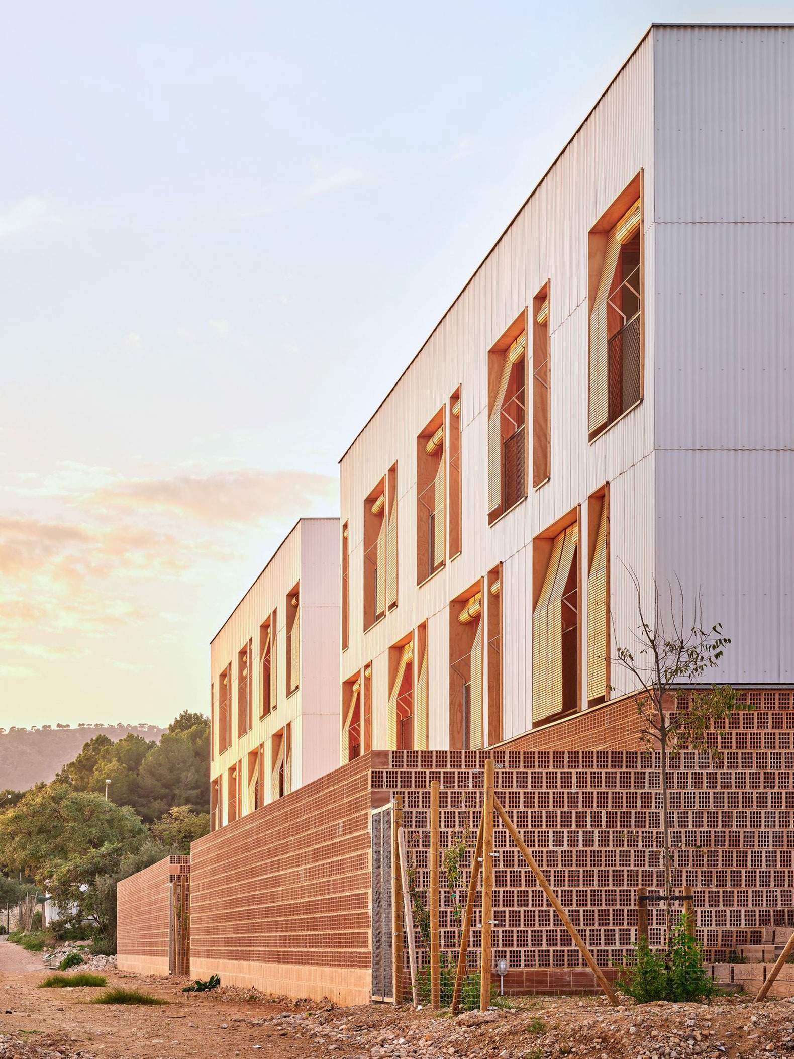 48 Viviendas de protección pública en Magaluf, Calvià por Lloc Arquitectes. Fotografía por José Hevia.