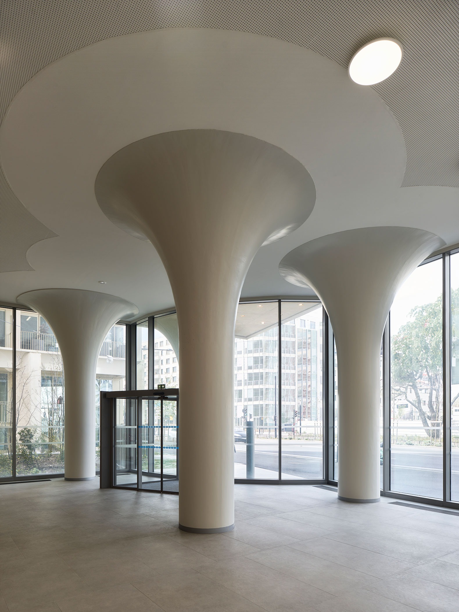 Edificio de oficinas L’Ark Belvédère por Cino Zucchi Architetti. Fotografía por Fabrice Fouillet.