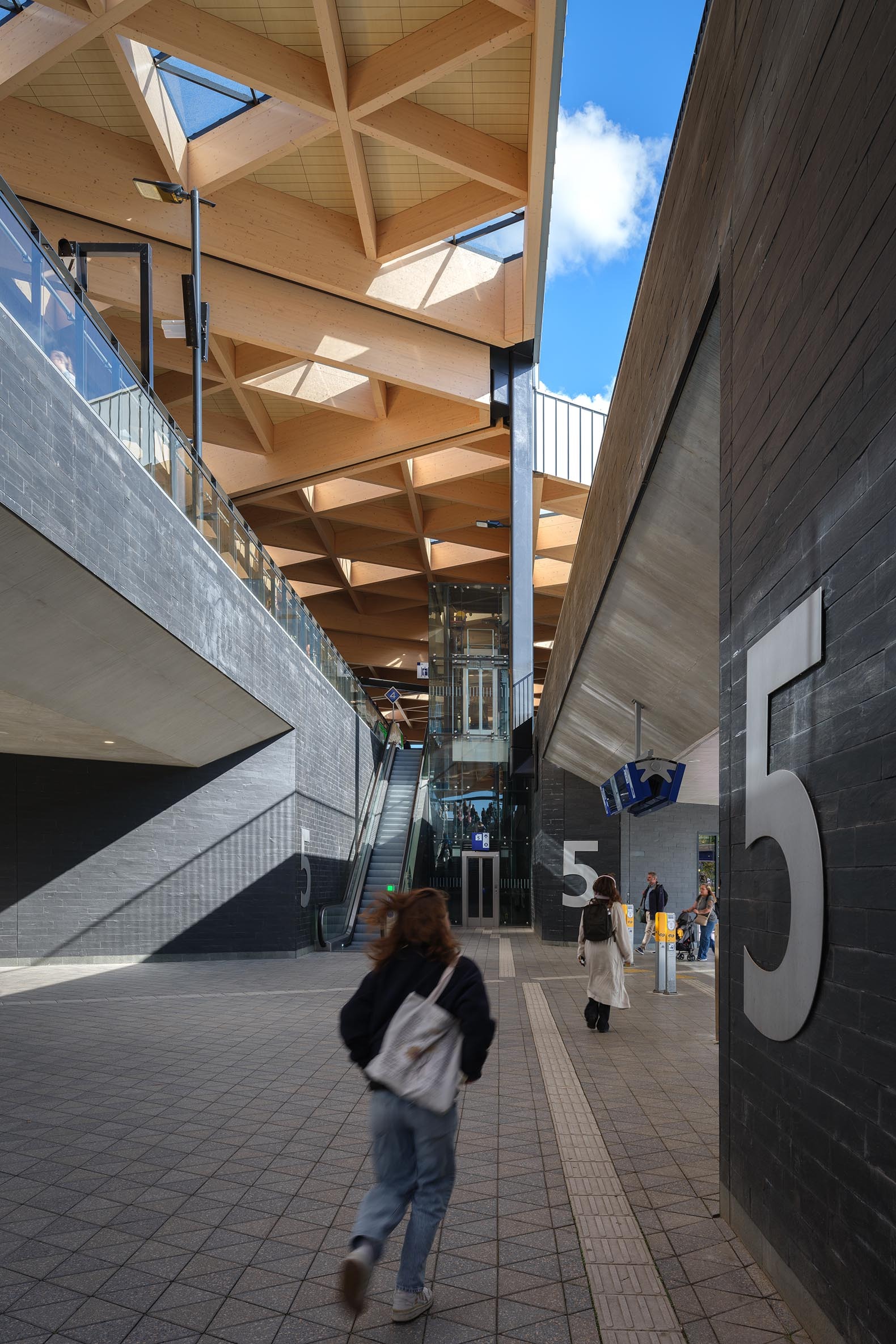 Estación de tren de Ede-Wageningen por Mecanoo. Fotografía por Stijn Poelstra.