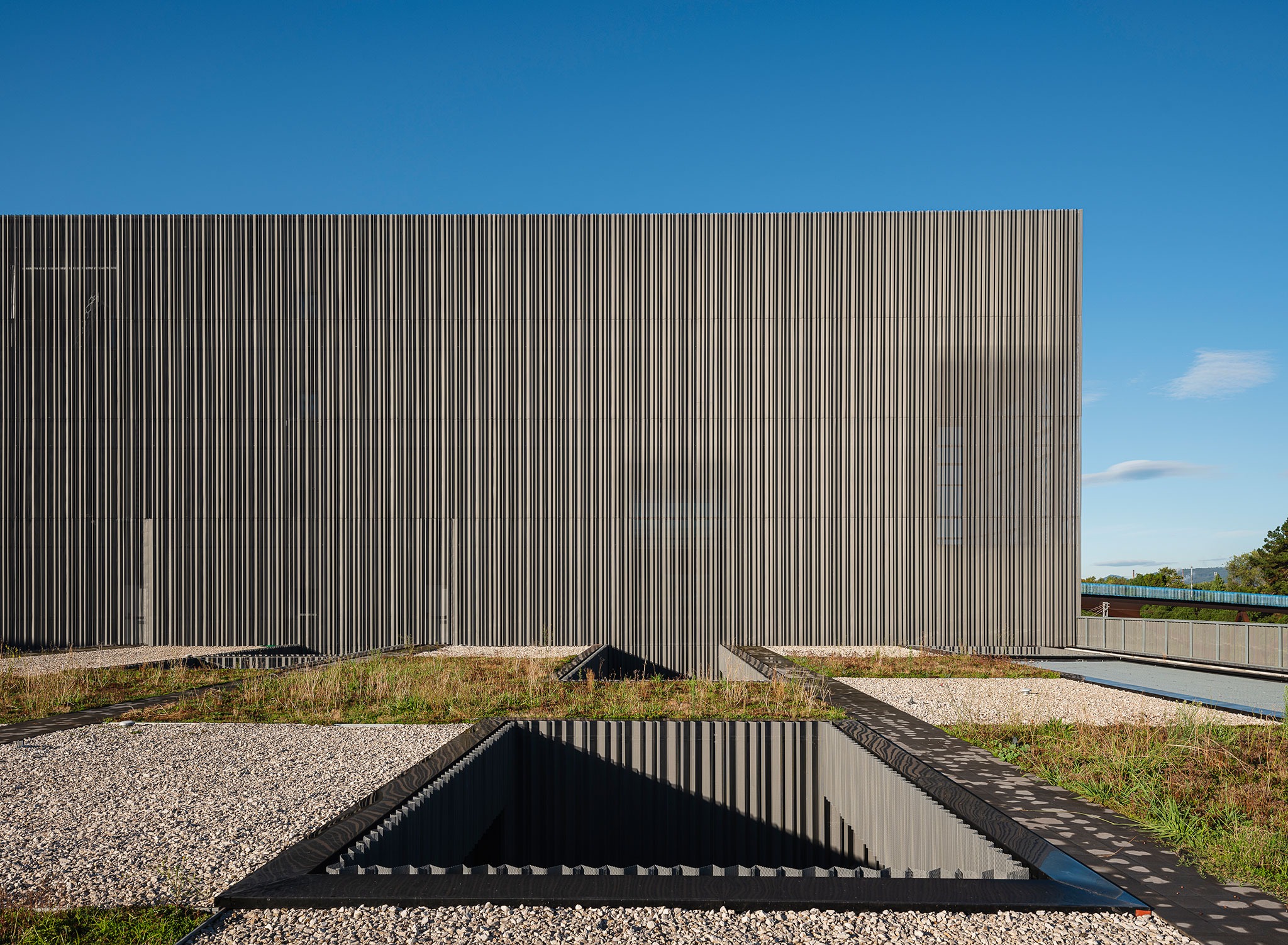 Comisaría para la Policía Local de Gijón por SSARQ + MCVR Arquitectos. Fotografía por Fernando Alda.