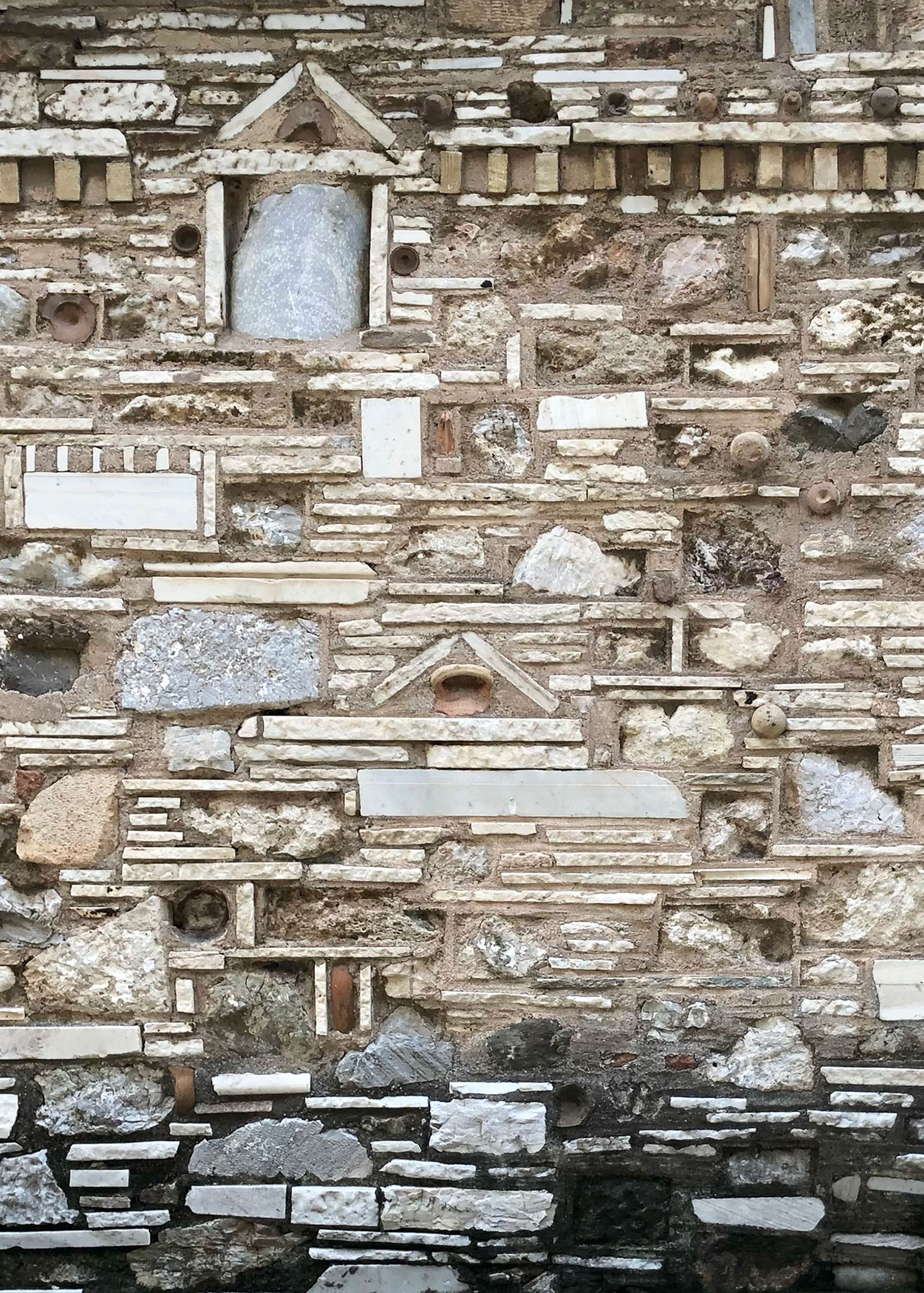 Fragmento de la fachada de la capilla de San Dimitrios Loumbardiaris. Fotografía cortesía por Círculo de Bellas Artes.