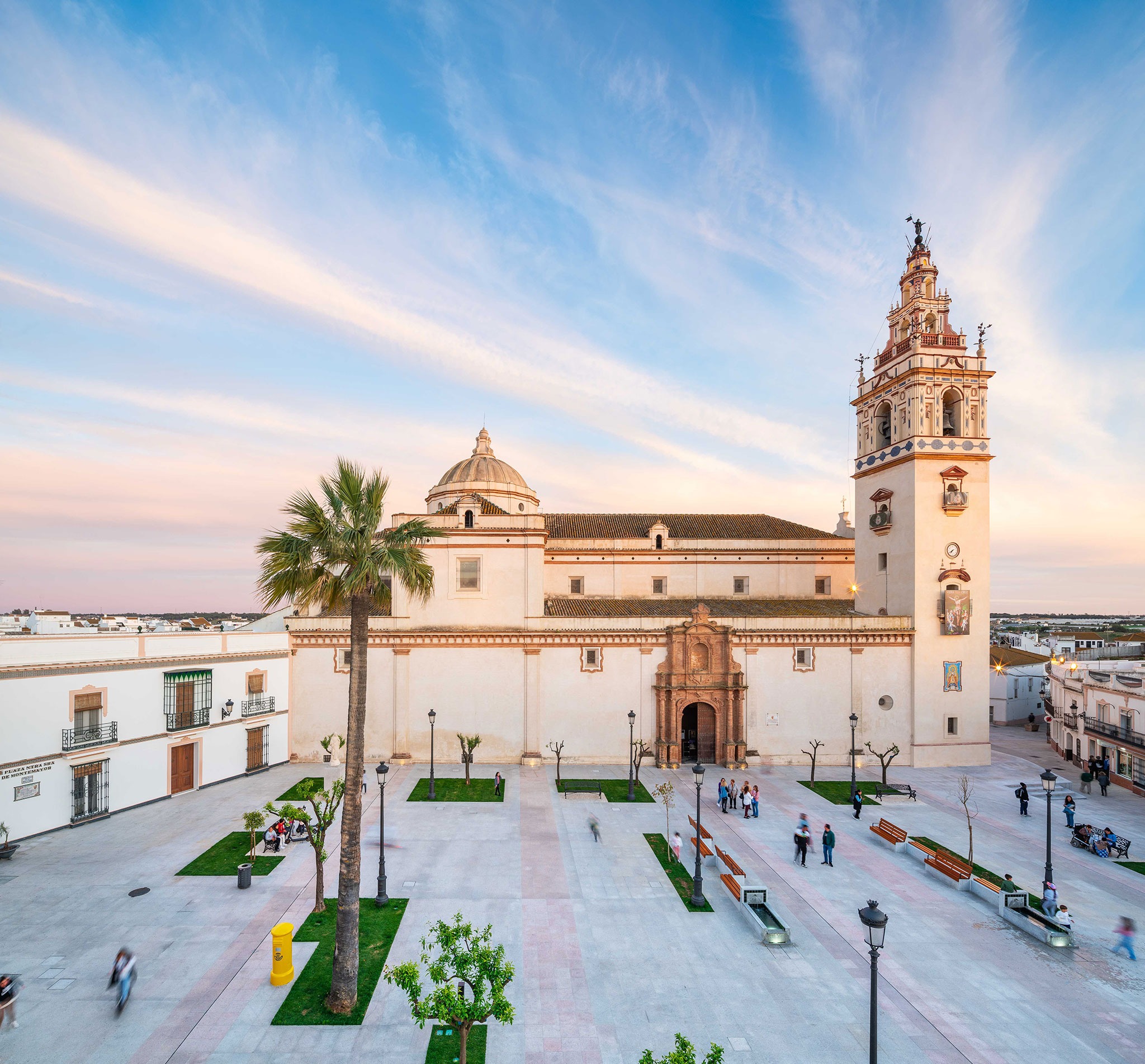 Reforma de la plaza de la iglesia de Moguer por AHAUS arquitectos. Fotografía por Pablo Diaz-Fierros.