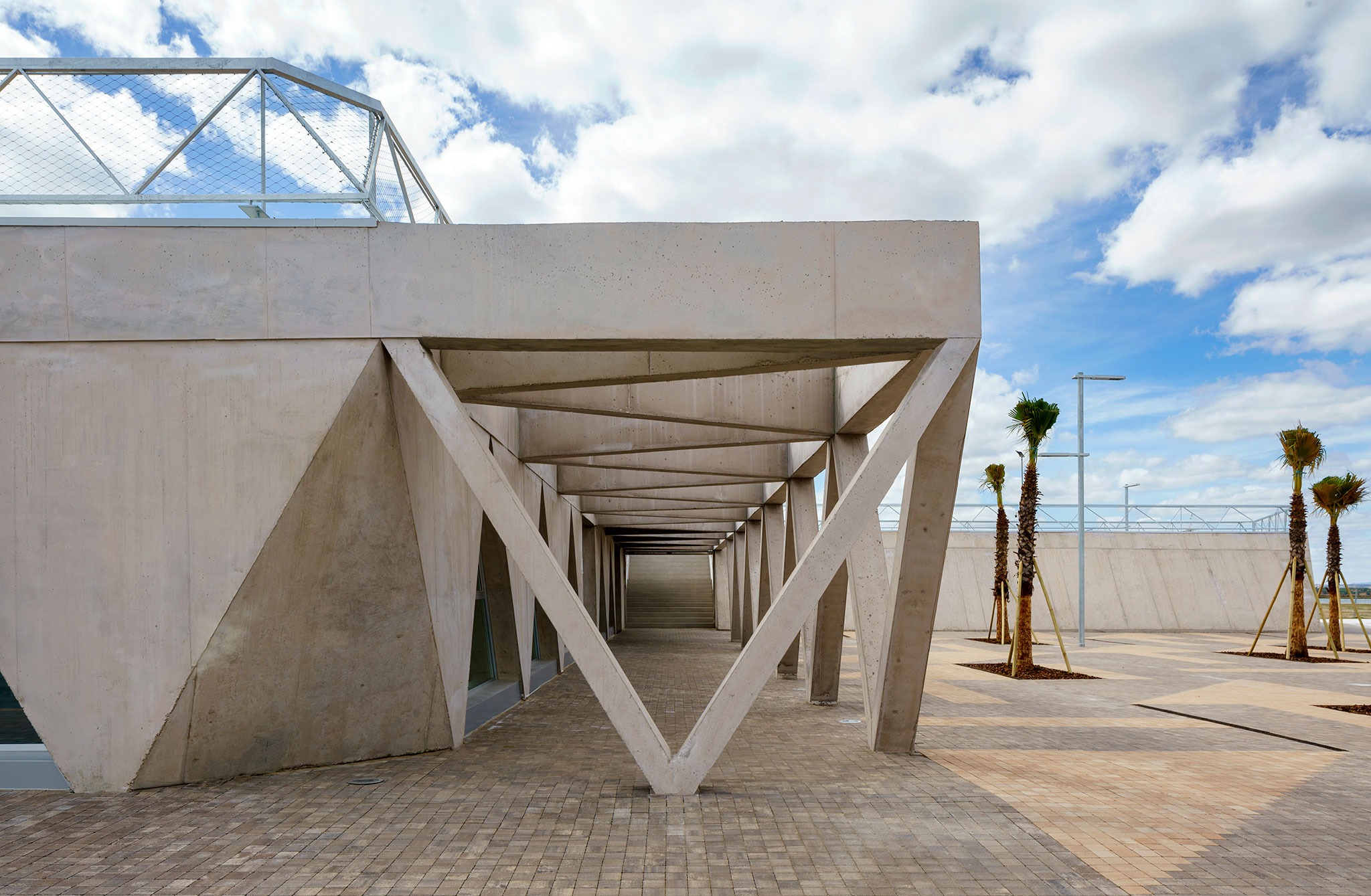 Edificio de Capitanía en el puerto deportivo de Ayamonte por Gabriel Verd y buró4. Fotografía por Jesús Granada.