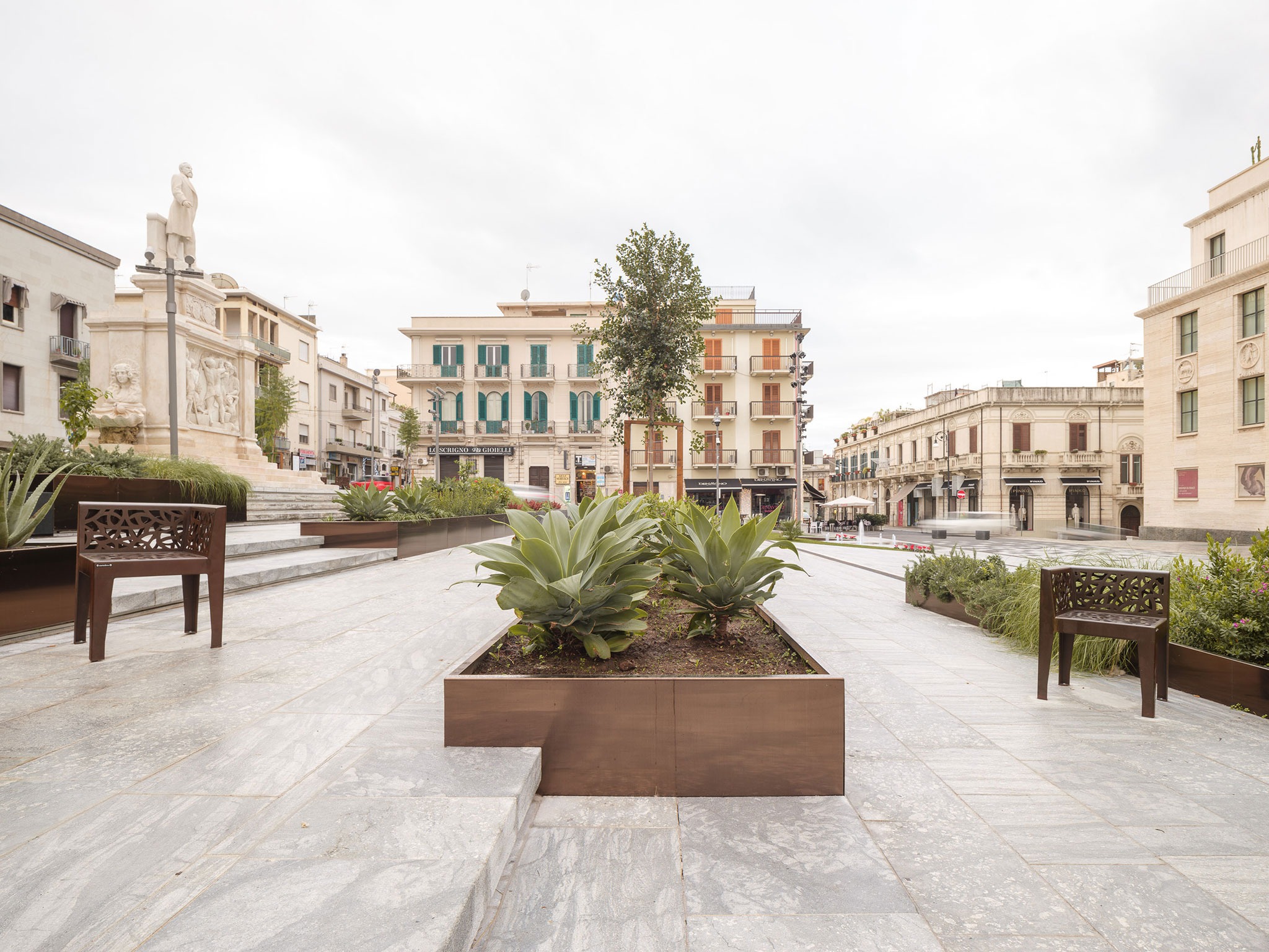 Reurbanización y restauración de la Piazza De Nava y la Piazza Alvaro por MICROSCAPE. Fotografía por Filippo Poli.