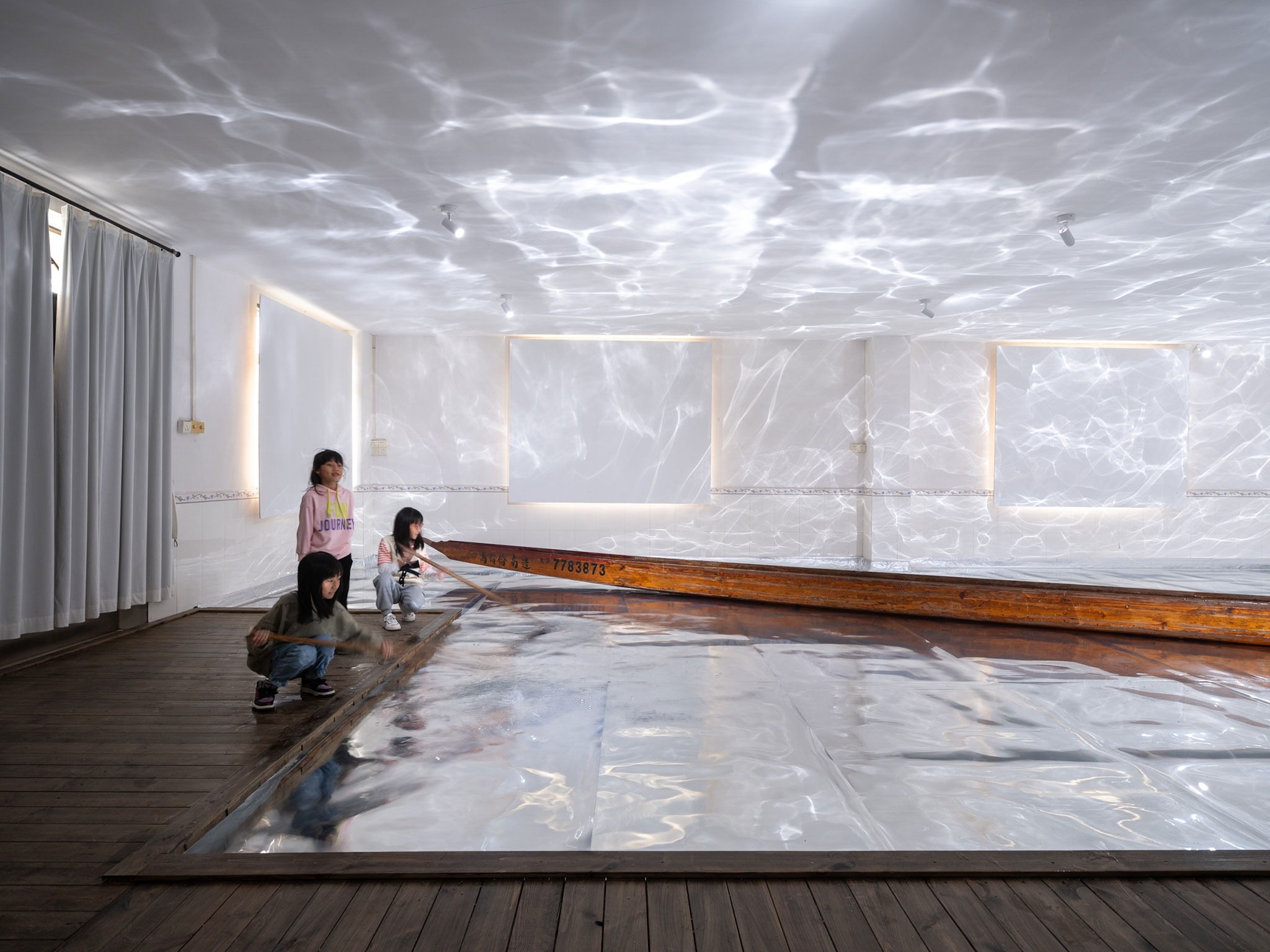 Barcos voladores por Sordo Madaleno + WUA Studio. Fotografía por Tian Fangfang (田方方). Barcos voladores por Sordo Madaleno + WUA Studio. Fotografía por Tian Fangfang (田方方).