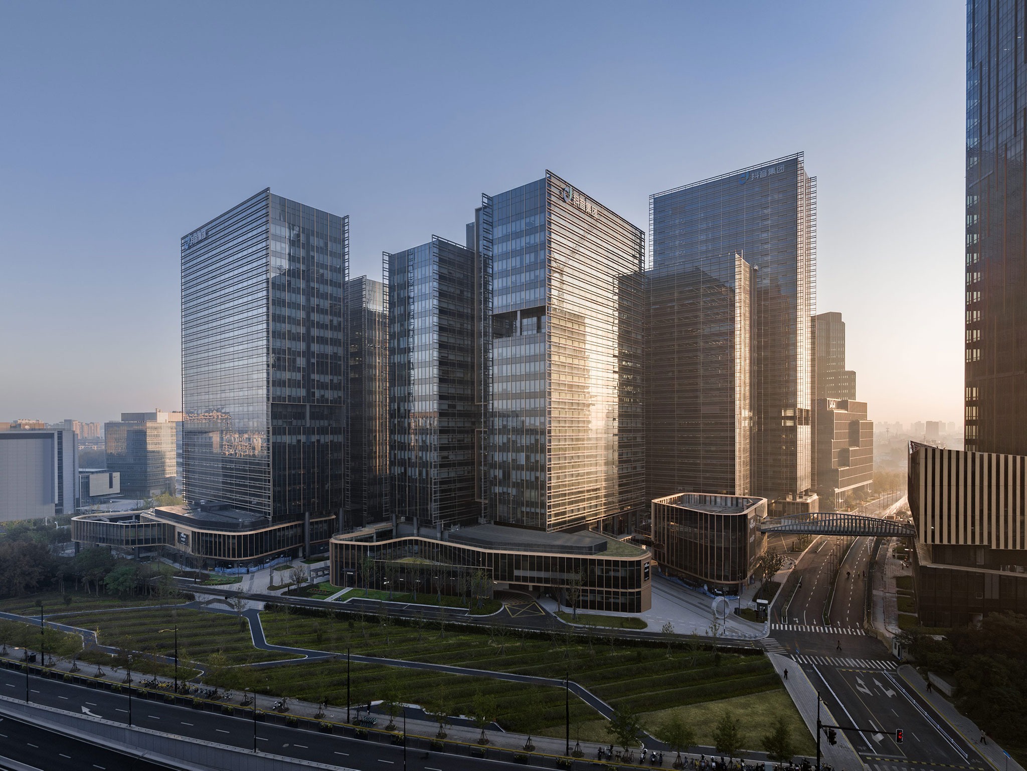 Conjunto multifuncional de oficinas en Shanghai por gmp Architekten. Fotografía por CreatAR.