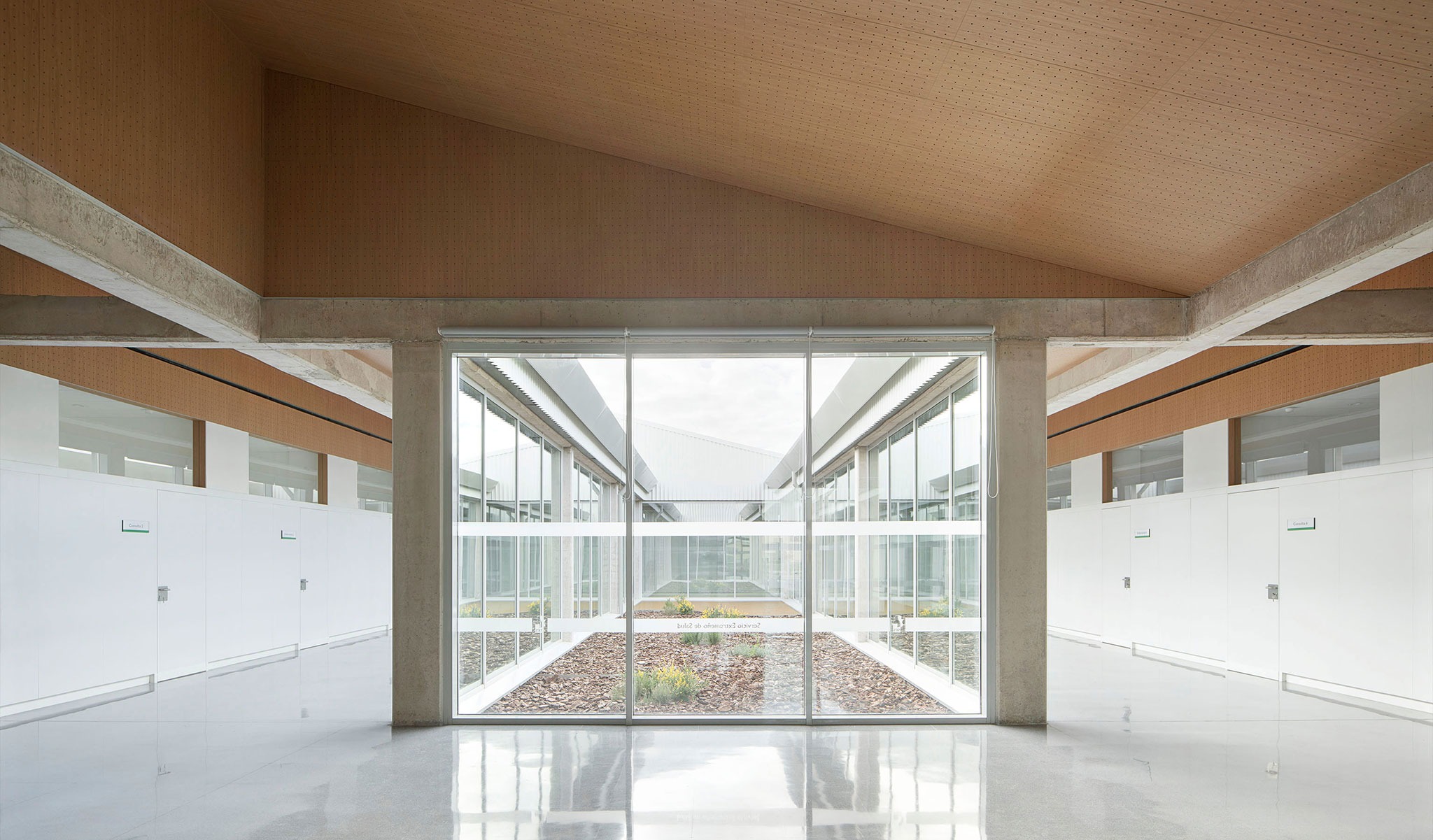 Valverde de Leganés Health Centre by Paradigma Estudio. Photograph by Del Rio Bani