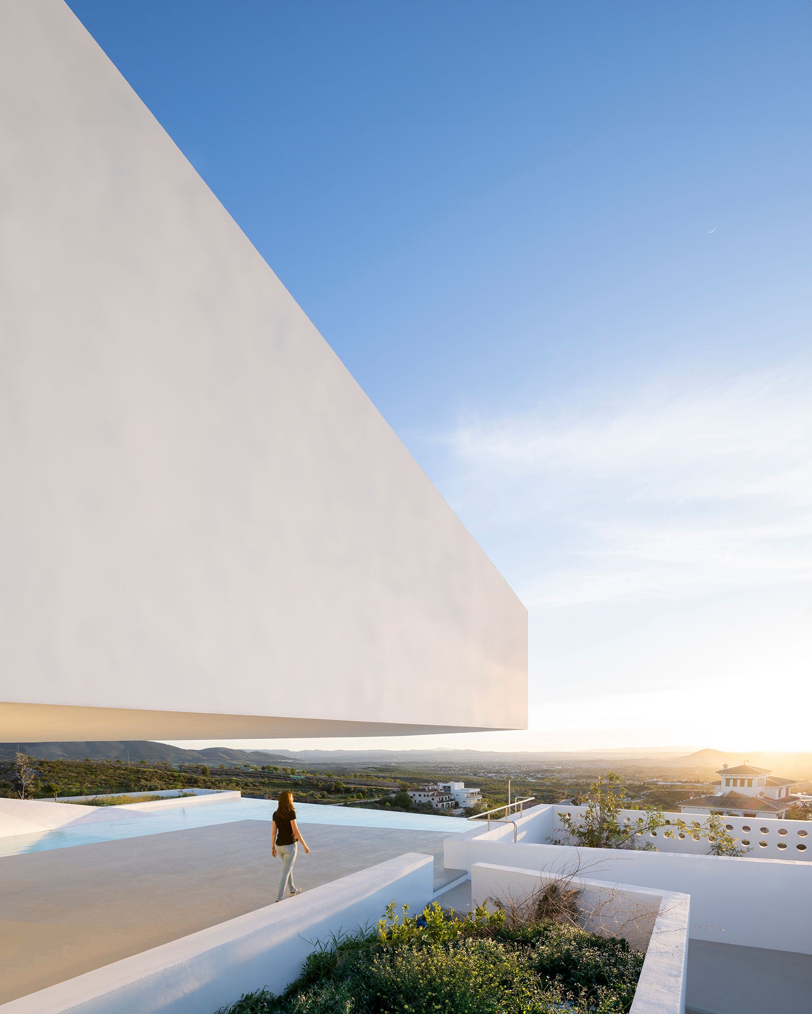 Pool with house by Serrano + Baquero. Photograph by Javier Callejas Sevilla.