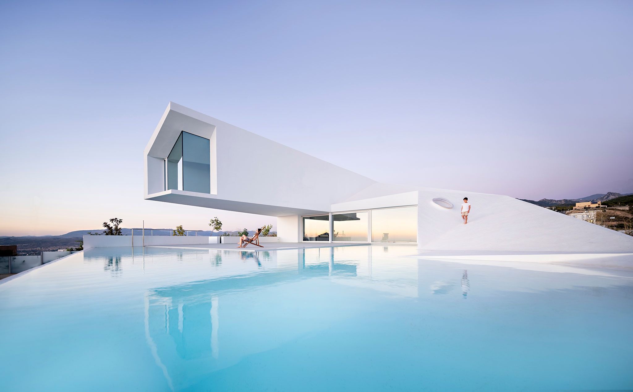 Pool with house by Serrano + Baquero. Photograph by Javier Callejas Sevilla.