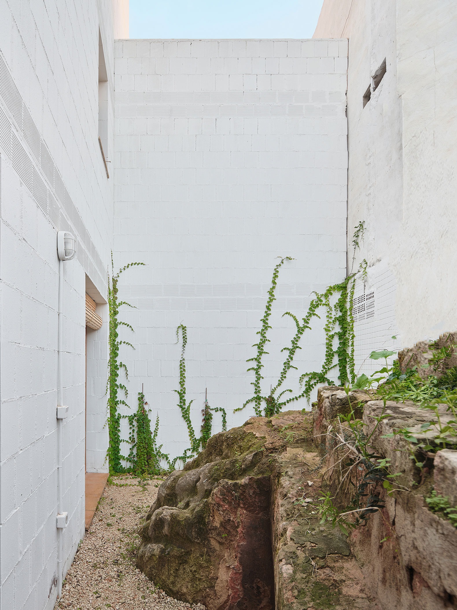 11 Viviendas Sociales en Palma por Carles Enrich Studio. Fotografía por Adrià Goula.