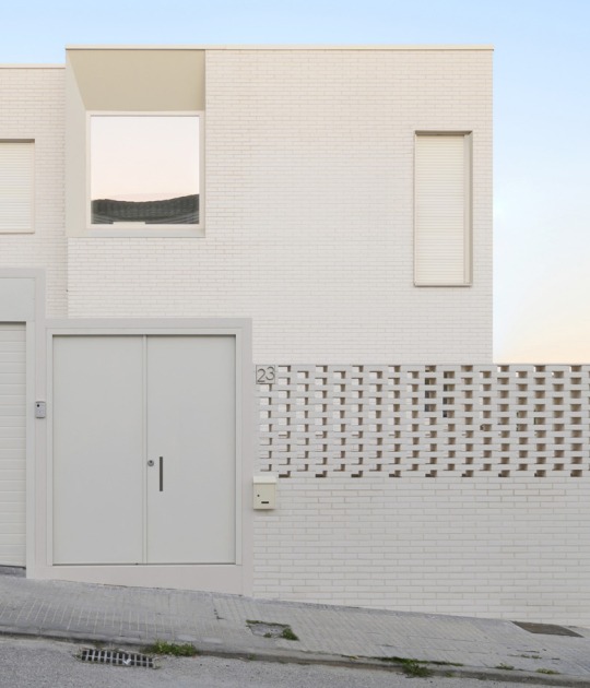 White Brick House by Crearctive S.Coop. And. Photograph by Nicolás Díaz