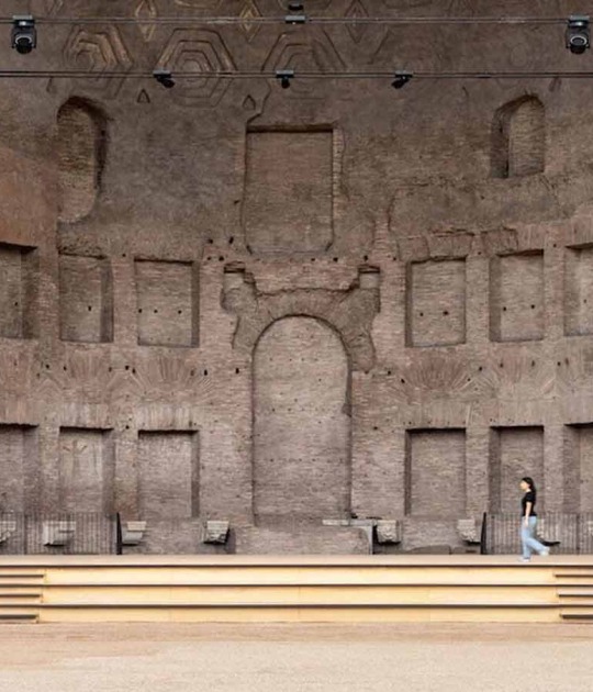 Stage and exhibition of the Basilica of Maxentius by Alvisi Kirimoto + Partners. Photograph by Marco Cappelletti Studio Stage and exhibition of the Basilica of Maxentius by Alvisi Kirimoto + Partners. Photograph by Marco Cappelletti Studio
