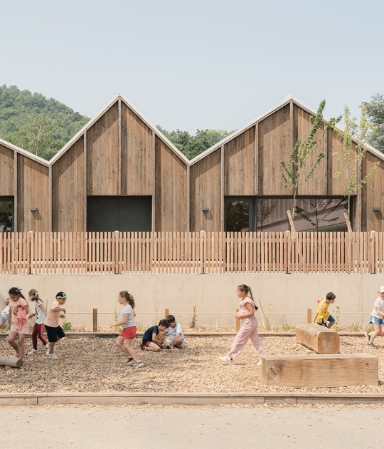 Centro de ocio Grupo escolar Jules Ferry por DEMAIN. Fotografía por Vladimir de Mollerat du Jeu Centro de ocio Grupo escolar Jules Ferry por DEMAIN. Fotografía por Vladimir de Mollerat du Jeu