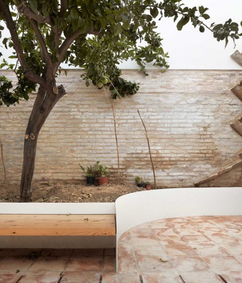 Exterior view. House in El Cabanyal by David Estal Herrero. Photography © Mariela Apollonio Exterior view. House in El Cabanyal by David Estal Herrero. Photography © Mariela Apollonio