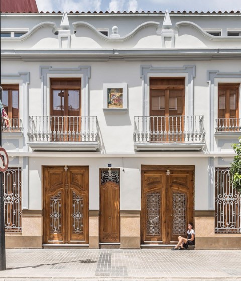 Six homes behind a renovated facade in Torrente by Carrau and Bavaria. Photograph by Germán Cabo Six homes behind a renovated facade in Torrente by Carrau and Bavaria. Photograph by Germán Cabo